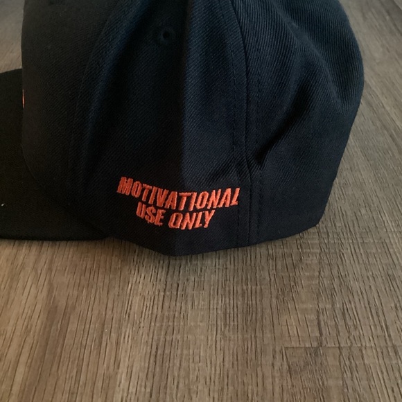 The Classics DC SnapBack hat - Picture 3 of 4